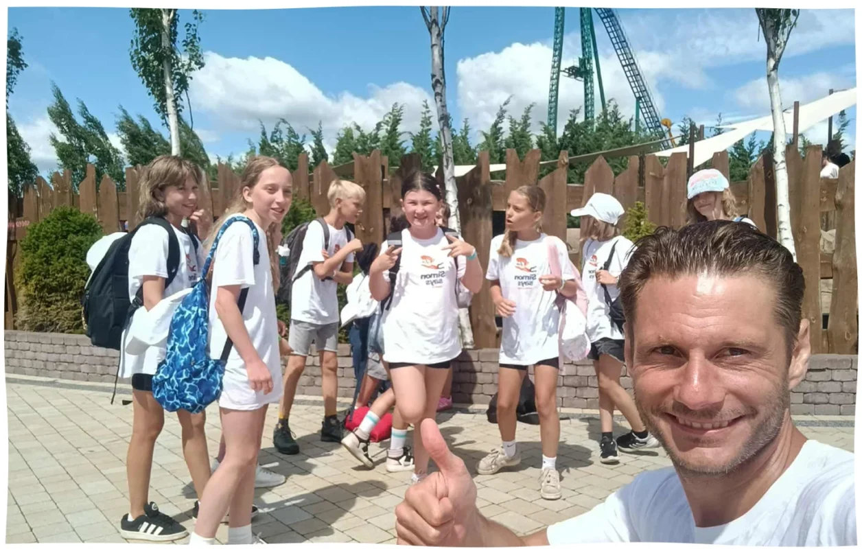 Uczestnicy obozu językowo sportowego z opiekunem